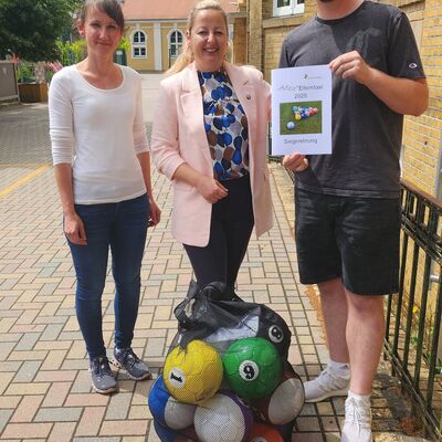 Bild vergrößern: von links: Marianne Schneider  (Sachgebietsleitung Jugend, Soziales und Kitas), Steffi Syska (Bürgermeisterin  Stadt Sandersdorf-Brehna), Max Schneider (stellvertretende  Hortleitung)