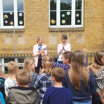 Bild vergrößern: Bürgermeisterin Steffi Syska teilt den Kindern ihren Sieg mit.