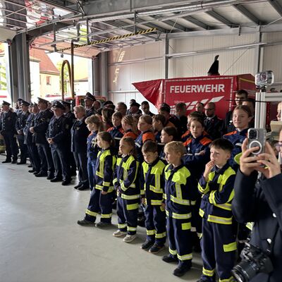 Bild vergrößern: Impression zur feierlichen Schlüsselübergabe der Fahrzeughalle Roitzsch und des HLF 20