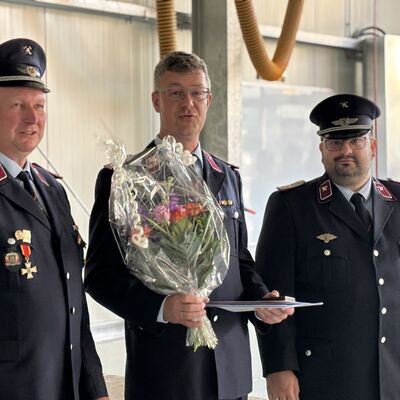 Bild vergrößern: Impression zur feierlichen Schlüsselübergabe der Fahrzeughalle Roitzsch und des HLF 20