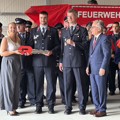 Bild vergrößern: Impression zur feierlichen Schlüsselübergabe der Fahrzeughalle Roitzsch und des HLF 20