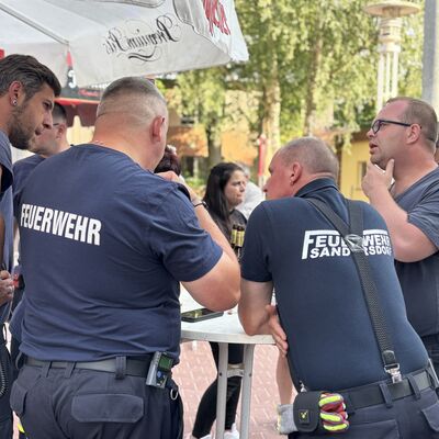Bild vergrößern: Impression zur feierlichen Schlüsselübergabe der Fahrzeughalle Roitzsch und des HLF 20