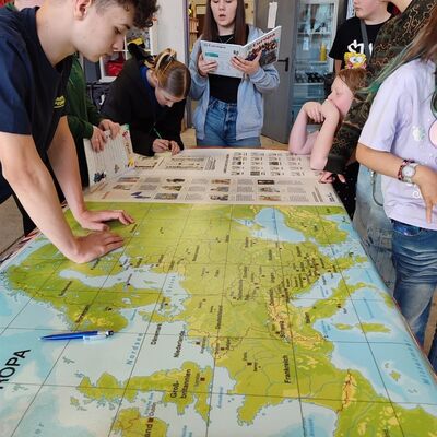 Bild vergrößern: Feuerwehrfest Mit den Beebots durch Europa 1