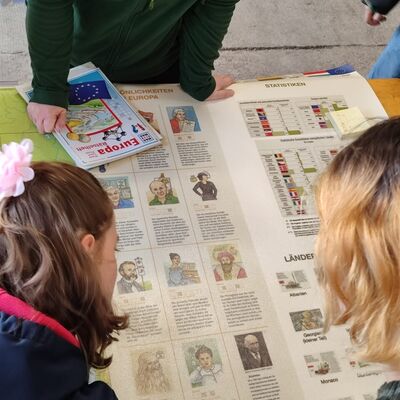 Bild vergrößern: Feuerwehrfest Mit den Beebots durch Europa 4