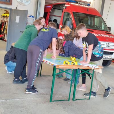 Bild vergrößern: Feuerwehrfest Mit den Beebots durch Europa 6