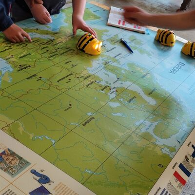 Bild vergrößern: Feuerwehrfest Mit den Beebots durch Europa 8