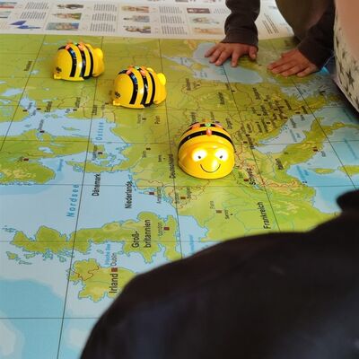 Bild vergrößern: Feuerwehrfest Mit den Beebots durch Europa 10