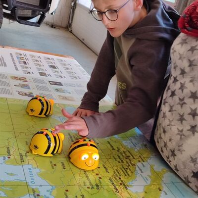 Bild vergrößern: Feuerwehrfest Mit den Beebots durch Europa 11