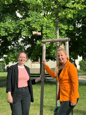 Bild vergrößern: Stadträtin Sara Dillgen und Bürgermeisterin Steffi Syska