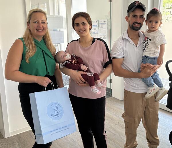 Issa und Ali freuen sich mit ihren Töchtern Jasmin und der kleinen Celine über ihr Familienglück. Bürgermeisterin Steffi Syska überbrachte herzliche Glückwünsche.