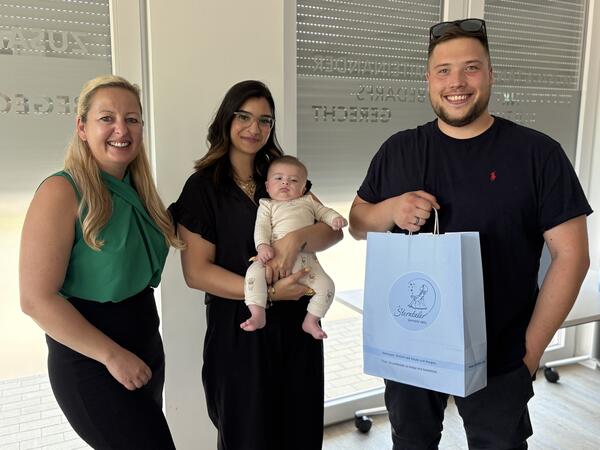 Amina und Toni Kielwein strahlen mit ihrem kleinen Kian um die Wette. Bürgermeisterin Steffi Syska gratulierte dem jungen Sandersdorfer Familienglück ganz herzlich.