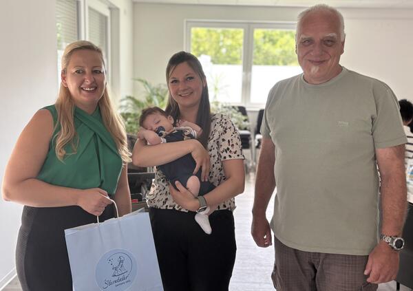 Julius ist da! Mama Sara wird begleitet von Bürgermeisterin Steffi Syska und Mario Willer - Papa Konrad freut sich schon auf viele unvergessliche Papa-Momente.