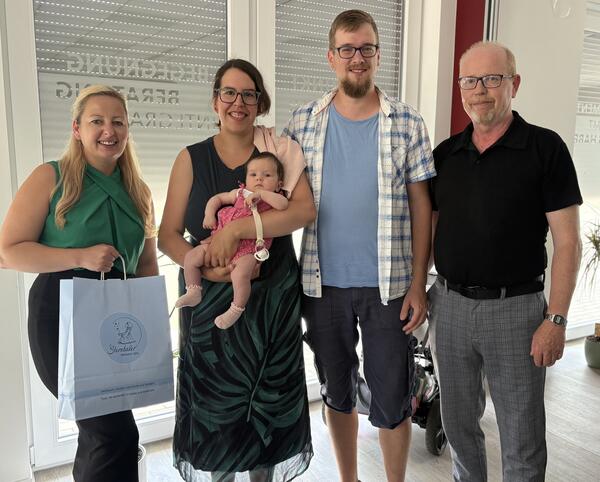 Strahlendes Familienglück aus Glebitzsch: Verena und Christopher mit ihrer süßen Clara, die auch Bürgermeisterin Steffi Syska und Volker Hame ein Lächeln ins Gesicht zauberte.
