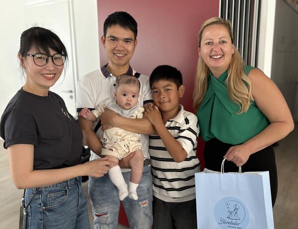 Ein neues Kapitel beginnt:Mama Hoang Trang mit Papa Vo Van  Luc, dem großen Bruder Giaan Vo und dem kleinen Giahuy Vo aus Sandersdorf. Steffi Syska gratuliert herzlich