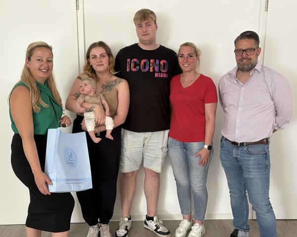 Mit Liebe empfangen: Michelle, Noah und ihr kleiner Sonnenschein Olivia-Elaine - herzlich beglückwünscht von Steffi Syska und Ortsbürgermeister Eric Römbach.