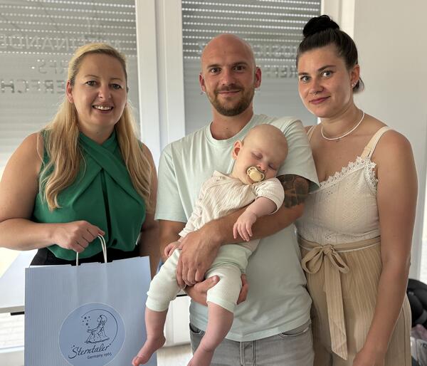 Kleines Glück ganz groß: Steffi Syska gratuliert Celina und Benjamin zu ihrem Henri.