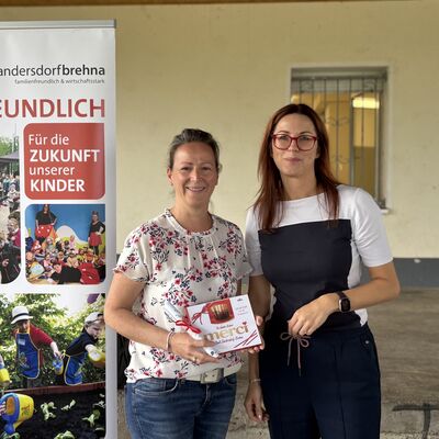 Bild vergr&ouml;&szlig;ern: Frau Kr&auml;mer (Hort Sandersdorf): &raquo;Schon in Corona-Zeiten immer gute Mails geschrieben - sie h&auml;tte ich am liebsten direkt vom Fleck weg eingestellt!&laquo;