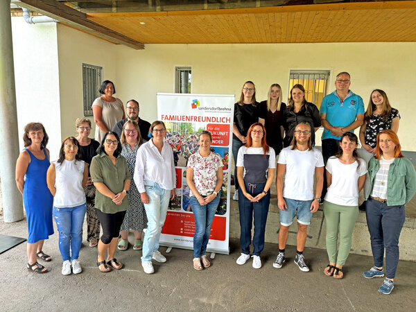 Gruppenbild der Elternvertretungen mit den Verwaltungsmitarbeiterinnen 