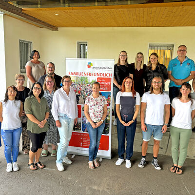Bild vergr&ouml;&szlig;ern: Gruppenbild der Elternvertretungen mit den Verwaltungsmitarbeiterinnen