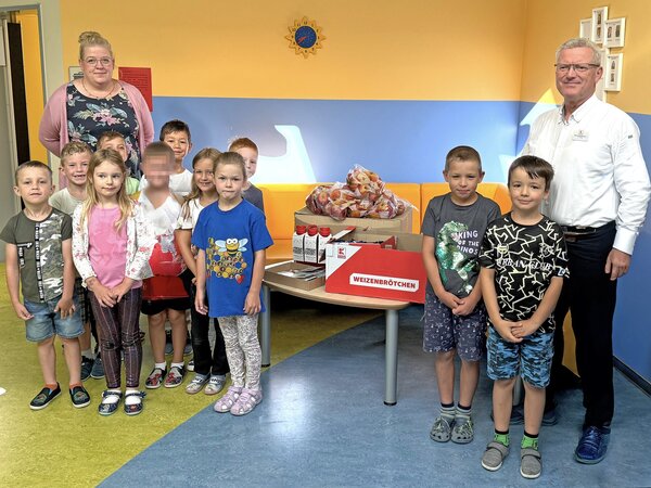Kita Borstel - Übergabe der Schultütenaktion durch Herrn Hennig vom Kaufland Brehna