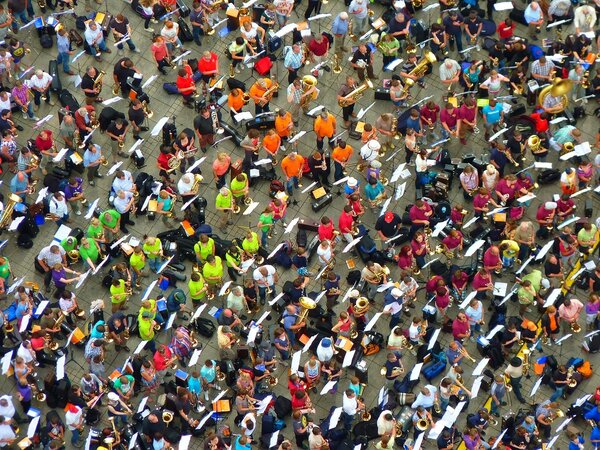 Bild vergrößern: VIele Menschen schaffen etwas gemeinsam.