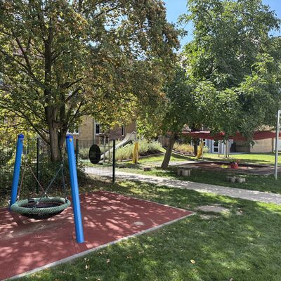 Bild vergr&ouml;&szlig;ern: Die Schaukel am Eingangsbereich.