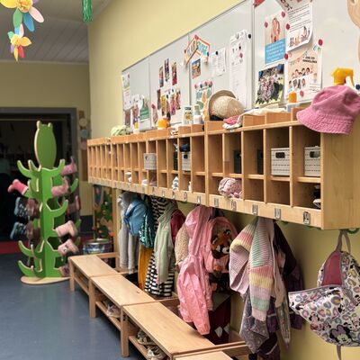 Bild vergr&ouml;&szlig;ern: Die Garderobe mit Bilder, Namen und Bekleidung der Kinder.