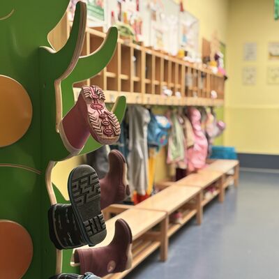 Bild vergr&ouml;&szlig;ern: Ganz viele Regenstiefel..