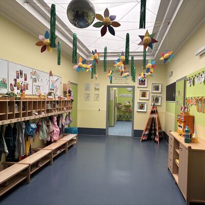 Bild vergr&ouml;&szlig;ern: Von den Kindern gebastelte Deckendekoration.