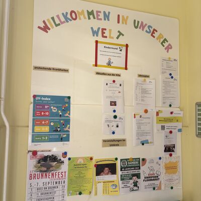 Bild vergr&ouml;&szlig;ern: Ebenfalls ein Aushang mit aktuellen Infos und Festen.