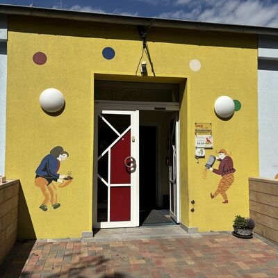 Bild vergr&ouml;&szlig;ern: Der Eingangsbereich wo man Max und Moritz an der Wand sieht!