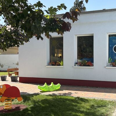 Bild vergr&ouml;&szlig;ern: Hier sieht man die sch&ouml;n Dekorierten Fenster und ein Teil des Spielbereichs.