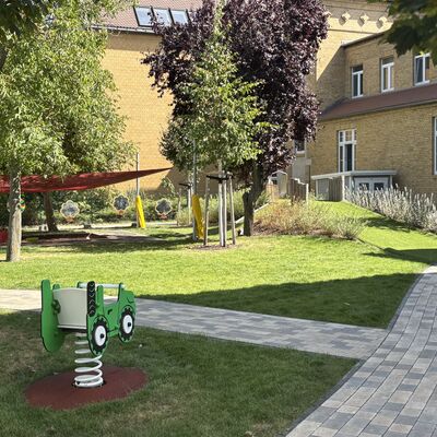 Bild vergr&ouml;&szlig;ern: Blick gerichtet auf den &uuml;berdachten Sandkasten und den H&uuml;gel zur Rutsche!