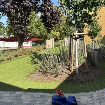 Bild vergr&ouml;&szlig;ern: Ordentlich und gepflegt mit Bobbycar im Vordergrund.