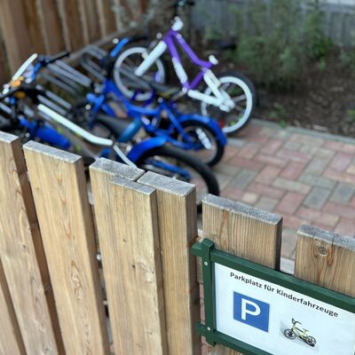 Bild vergr&ouml;&szlig;ern: Parkplatz f&uuml;r die Kinderfahrzeuge.