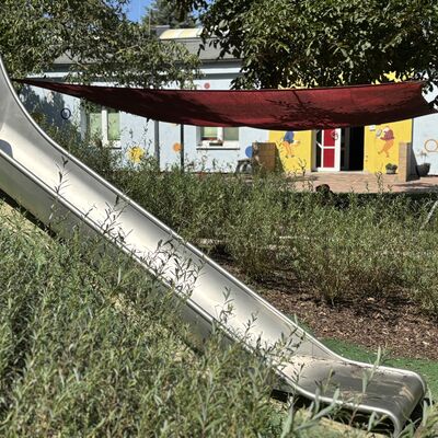 Bild vergr&ouml;&szlig;ern: Hier ist die besagte Rutsche mit dem Sandkasten im Hintergrund.