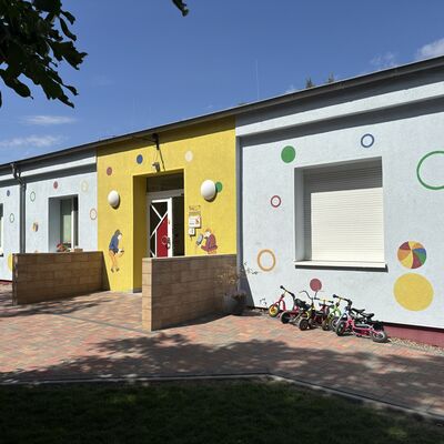 Bild vergr&ouml;&szlig;ern: Hier sieht man noch mehr Kinderfahrzeuge und den Schatten, den der Baum spendet.