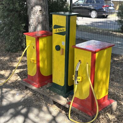 Bild vergr&ouml;&szlig;ern: Weitere Tanks&auml;ulen sogar mit E - S&auml;ule!