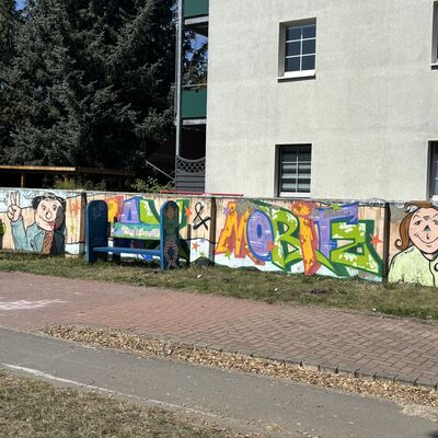 Bild vergr&ouml;&szlig;ern: Bunt bemalte und bespr&uuml;hte W&auml;nde!