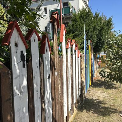 Bild vergr&ouml;&szlig;ern: Ein bunt gestrichener Zaun.