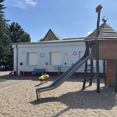 Bild vergr&ouml;&szlig;ern: Der Spielplatz von der Seite.