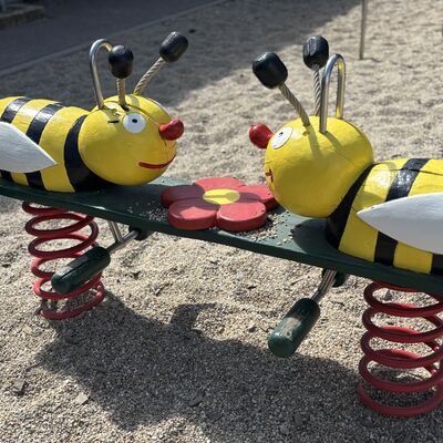 Bild vergr&ouml;&szlig;ern: Die Bienenwippe von der Seite.