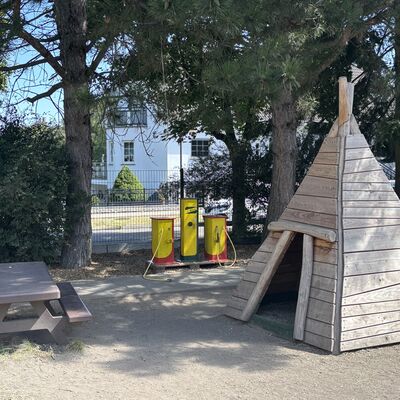 Bild vergr&ouml;&szlig;ern: Hier sieht man ein Tiki vor den Tank- & und E - S&auml;ulen.