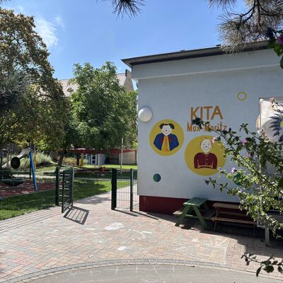 Bild vergr&ouml;&szlig;ern: Der Weg zum Eingangsbereich von der Kinderstra&szlig;e aus.