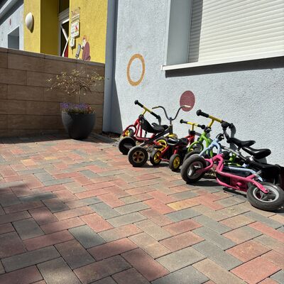 Bild vergr&ouml;&szlig;ern: Hier sieht man Kinderfahrzeuge aus n&auml;herer Perspektive.