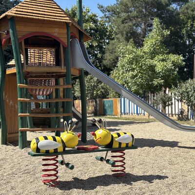 Bild vergr&ouml;&szlig;ern: Hier sieht man die Bienen mit dem Spielplatz im Hintergrund.