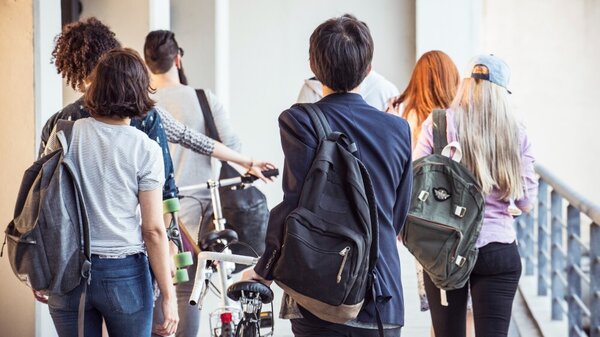 Ausbildungsmarkt 2025 im August. Junge Menschen machen eine Aubilung. 