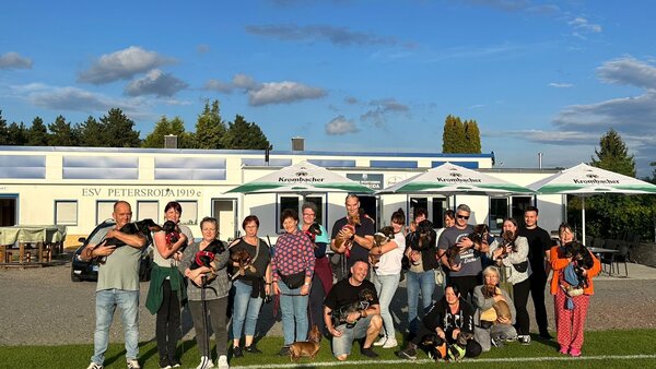 Bild vergrößern: Die Vereinsmitglieder vom Dackelclub Petersroda.