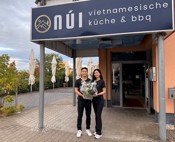 Tuan Pham und seine Frau Julia Pham Tran vor ihrem neu eröffneten Restaurant núi