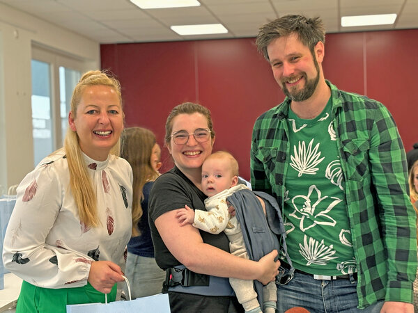Bürgermeisterin Steffi Syska besuchte den kleinen Ferdinand in Sandersdorf und gratulierte den stolzen Eltern herzlich. Gemeinsam freuten sie sich über das gelungene Erinnerungsfoto - mit einem fröhlichen Ferdinand im Mittelpunkt des Geschehens.